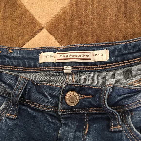 Cute denim cuffed distressed high rise shorts - Picture 4 of 7